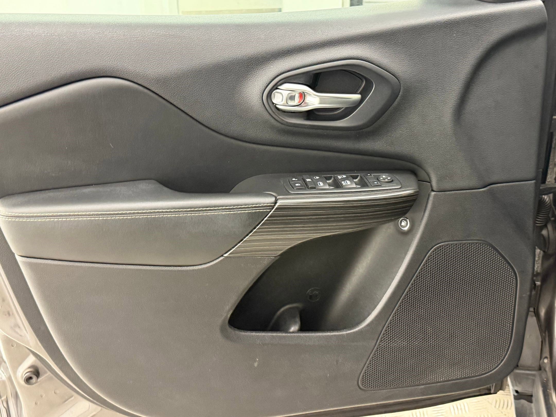 Used 2014 Jeep Cherokee Limited FWD image 12