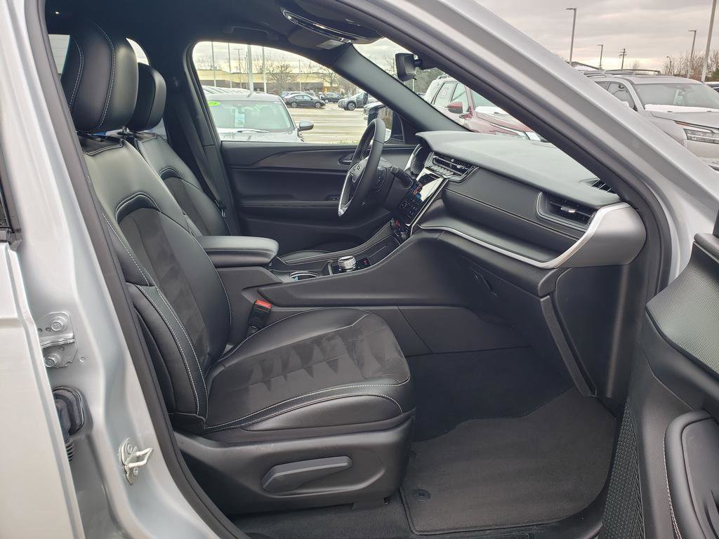 Used 2023 Jeep Grand Cherokee L Laredo image 28