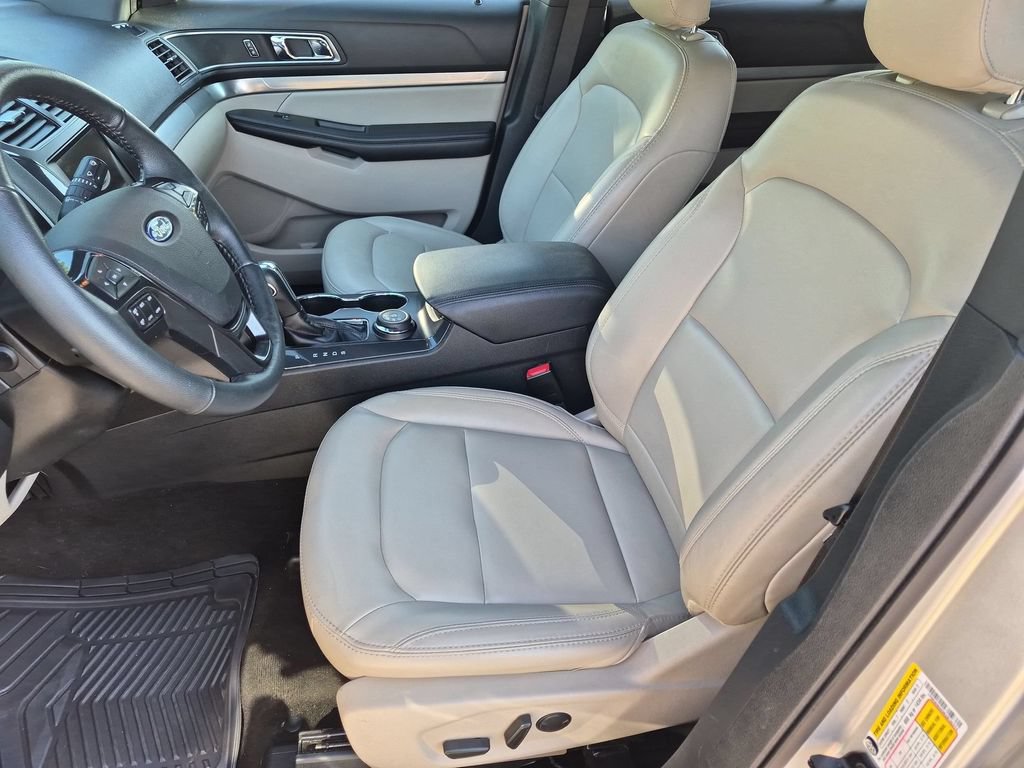 Used 2019 Ford Explorer XLT w/ Equipment Group 202A AWD/4WD image 17