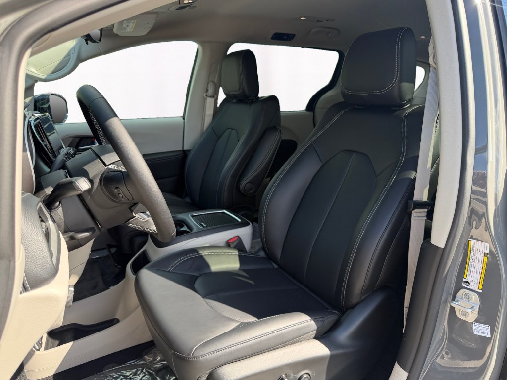 Used 2024 Chrysler Pacifica Touring-L FWD image 9