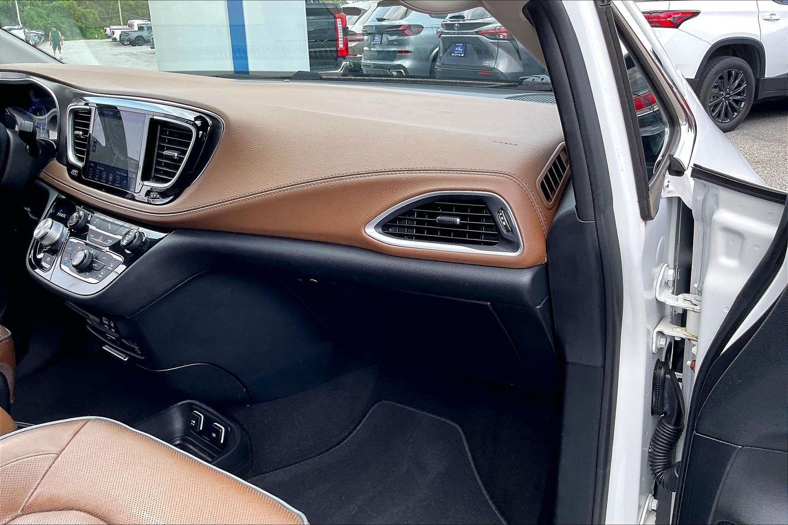 Used 2018 Chrysler Pacifica Limited w/ Tire & Wheel Group FWD image 15
