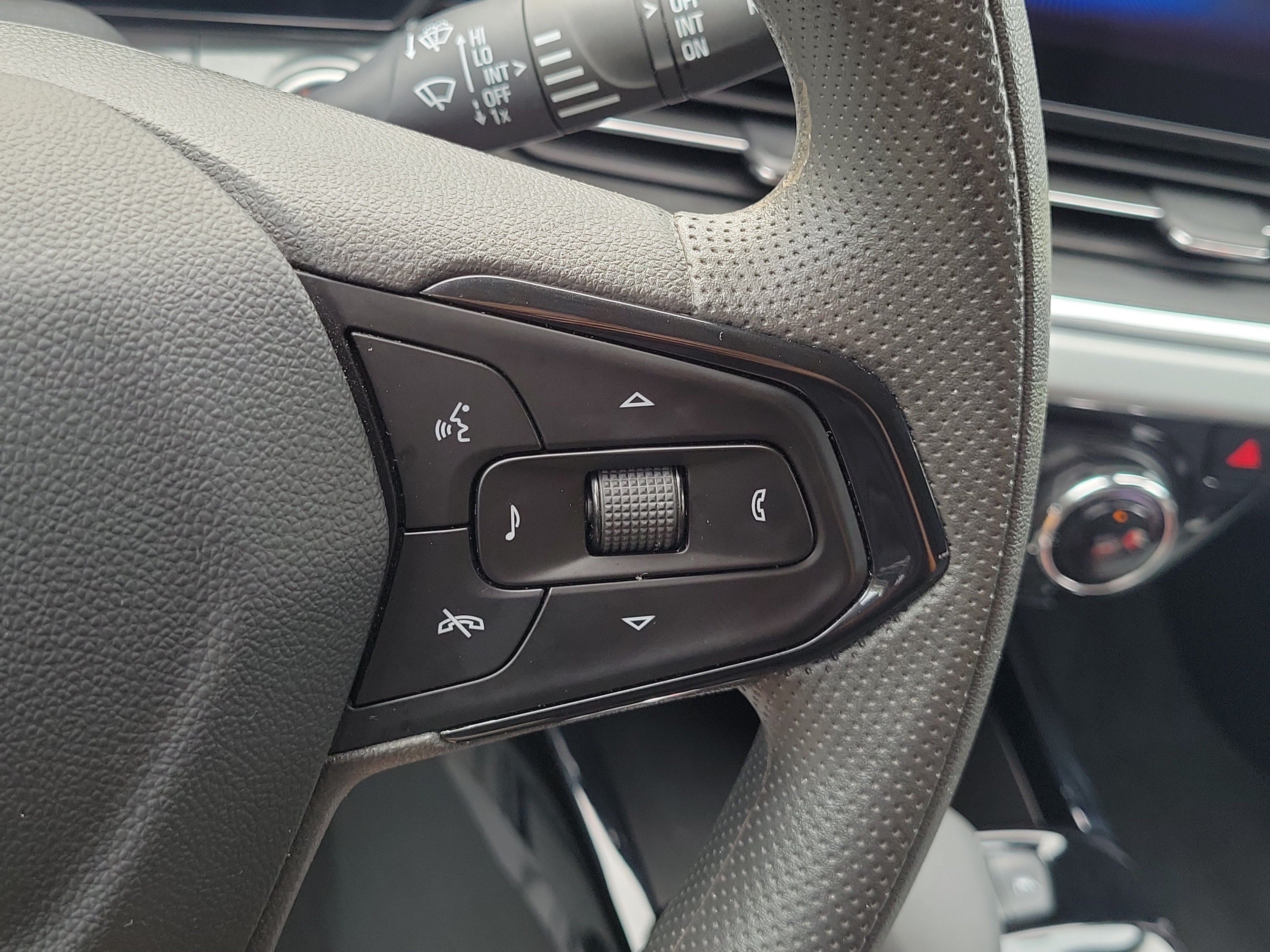 Used 2025 Chevrolet Trax LT FWD image 22