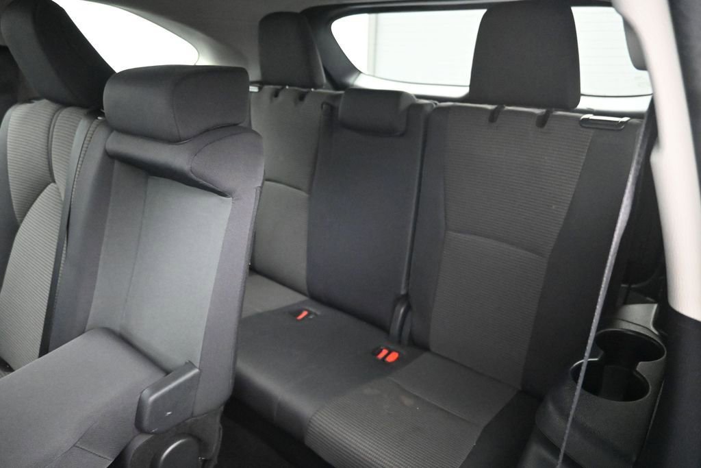 Used 2025 Toyota Highlander LE FWD image 30