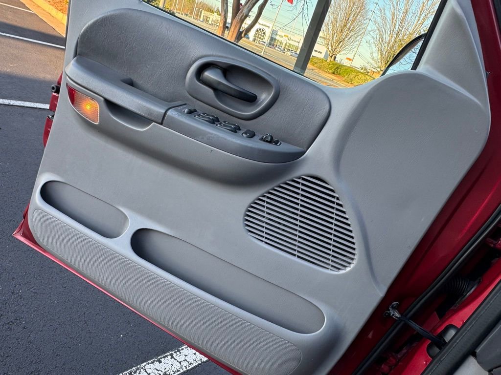 Used 2001 Ford F150 XLT image 25