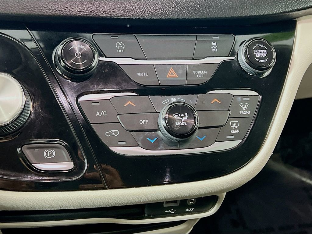 Used 2020 Chrysler Voyager LX image 15