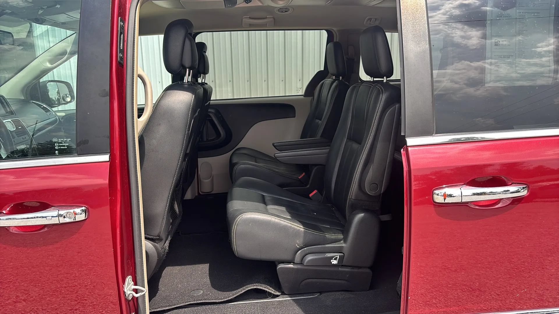 Used 2016 Chrysler Town & Country Touring w/ Driver Convenience Group FWD image 17