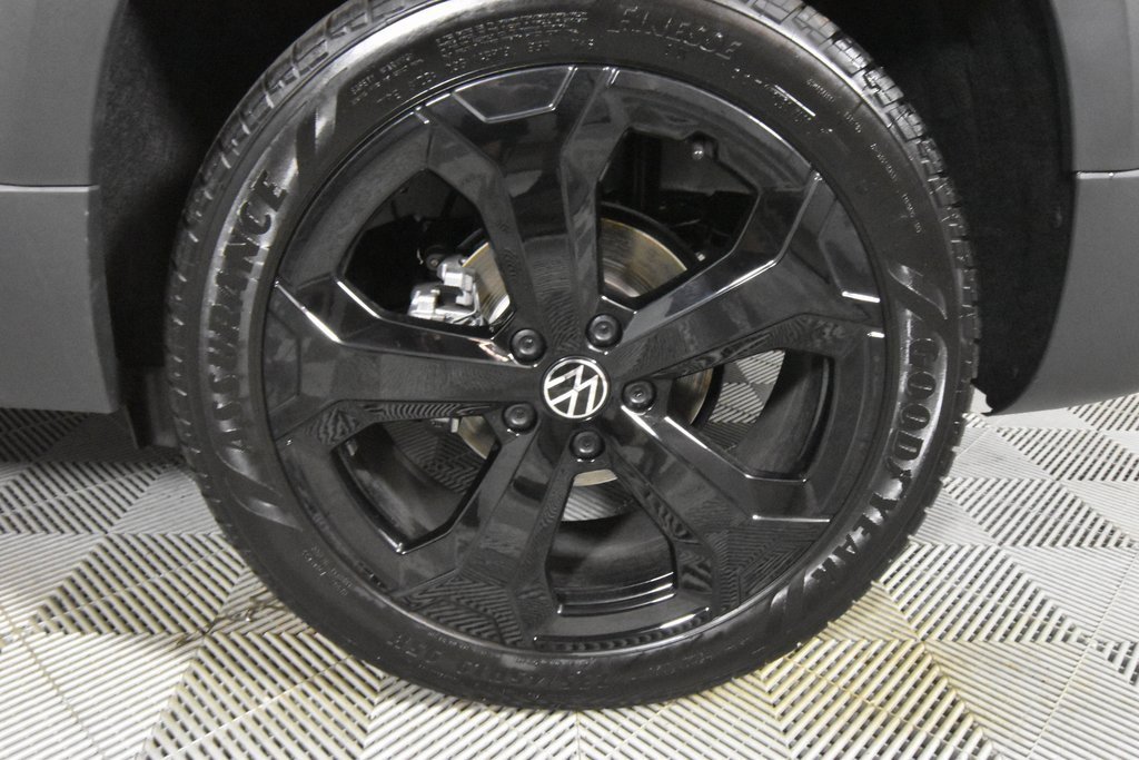 New 2025 Volkswagen Taos SEL image 16