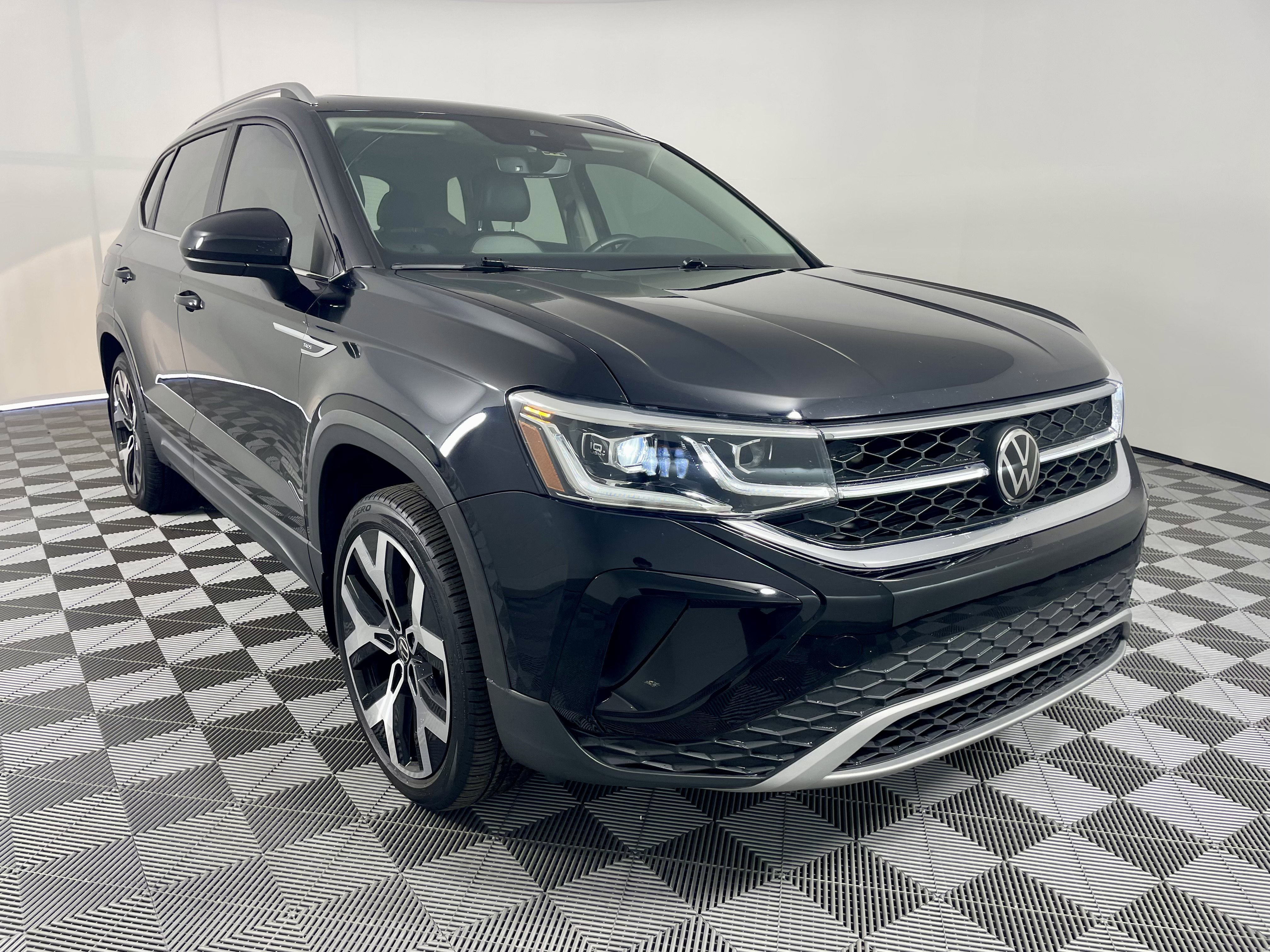 Used 2023 Volkswagen Taos SEL image 7