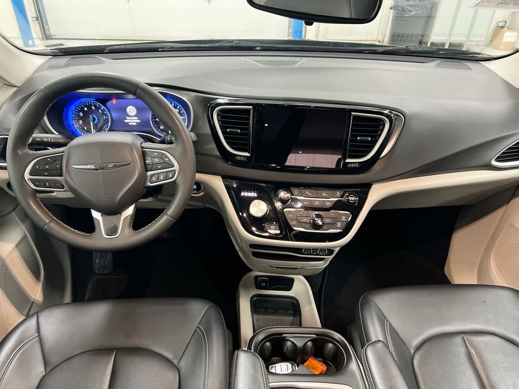 Used 2024 Chrysler Pacifica Touring-L image 10