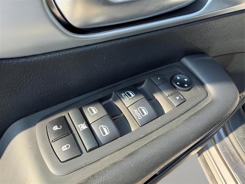 Used 2021 Chrysler Pacifica Touring w/ Uconnect Theater Family Group image 34
