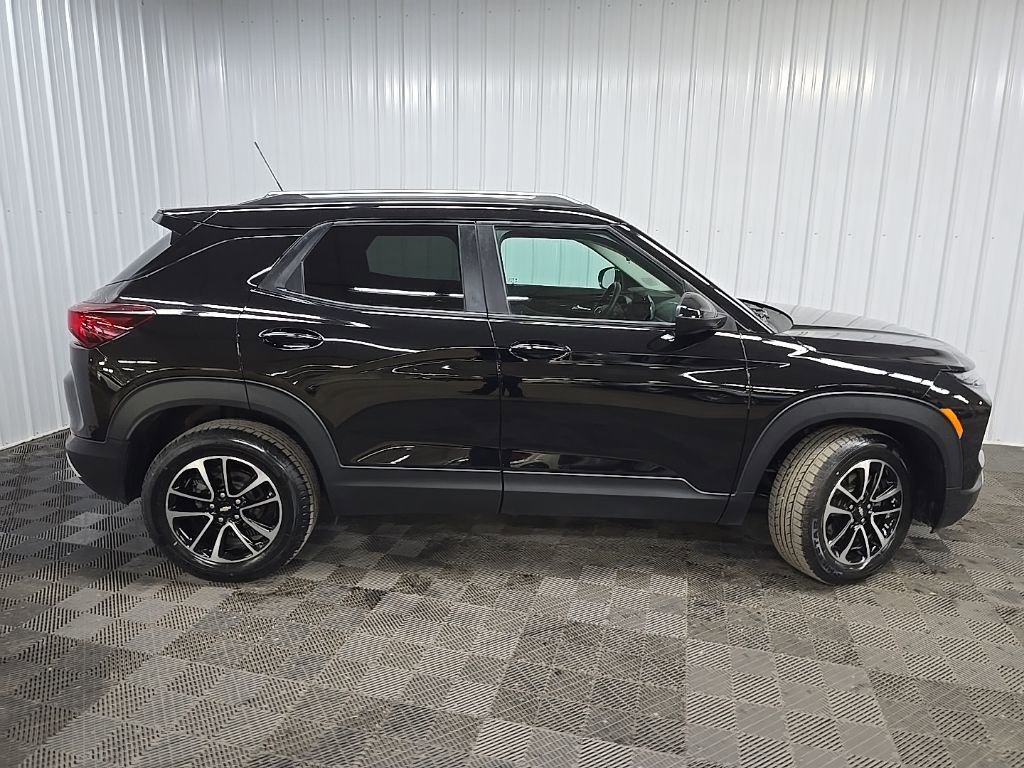 Used 2024 Chevrolet TrailBlazer LT w/ LT Cold Weather Package AWD/4WD image 2