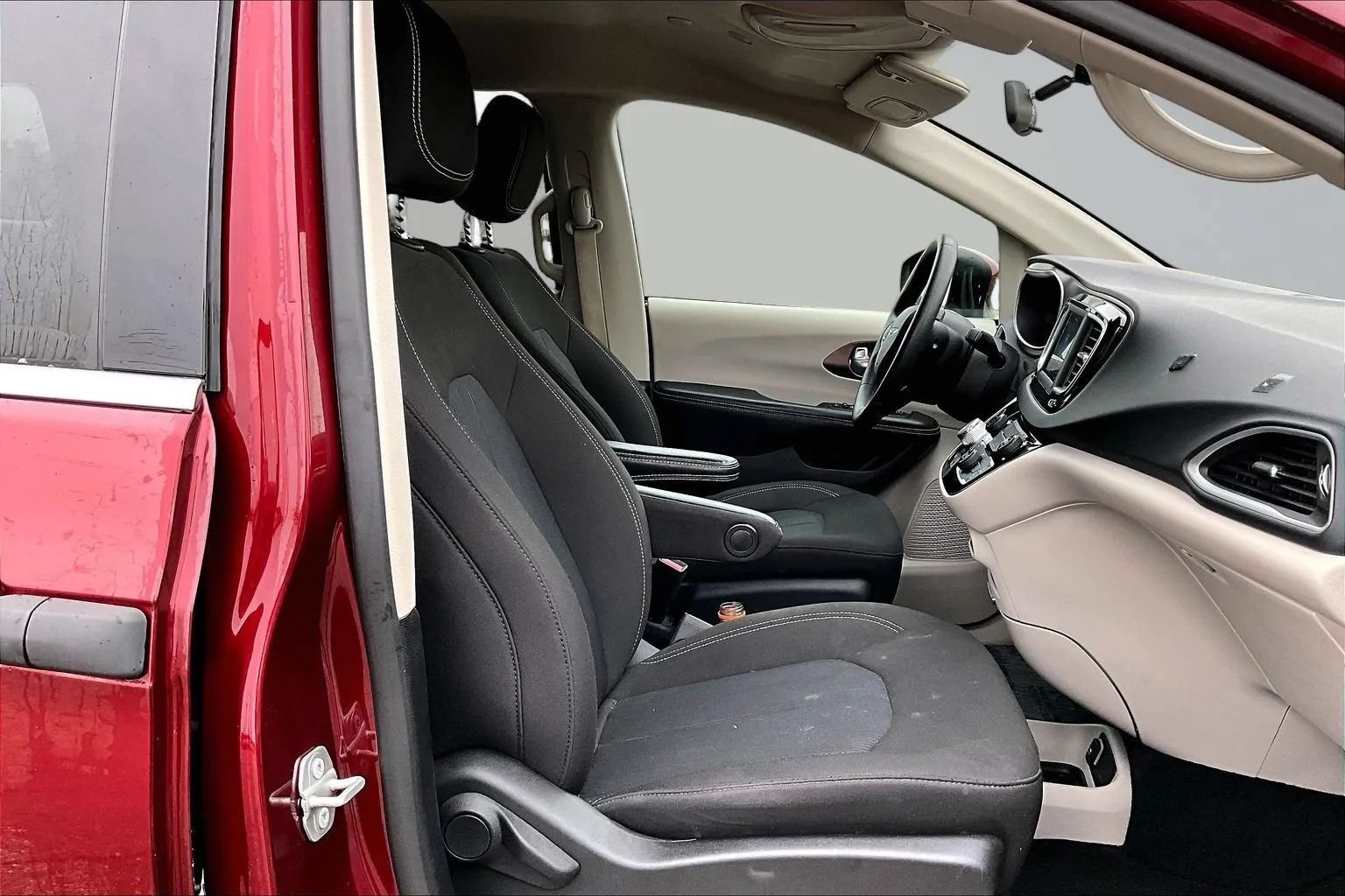 Used 2021 Chrysler Voyager L FWD image 28