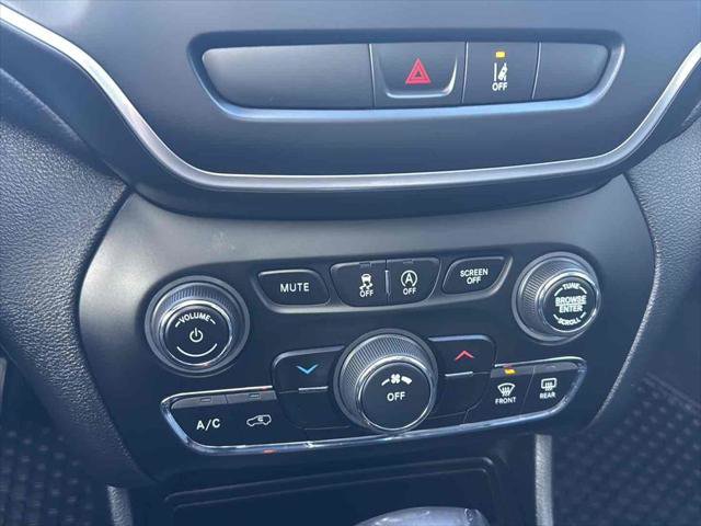 Used 2022 Jeep Cherokee Latitude w/ Sun & Sound Group image 24