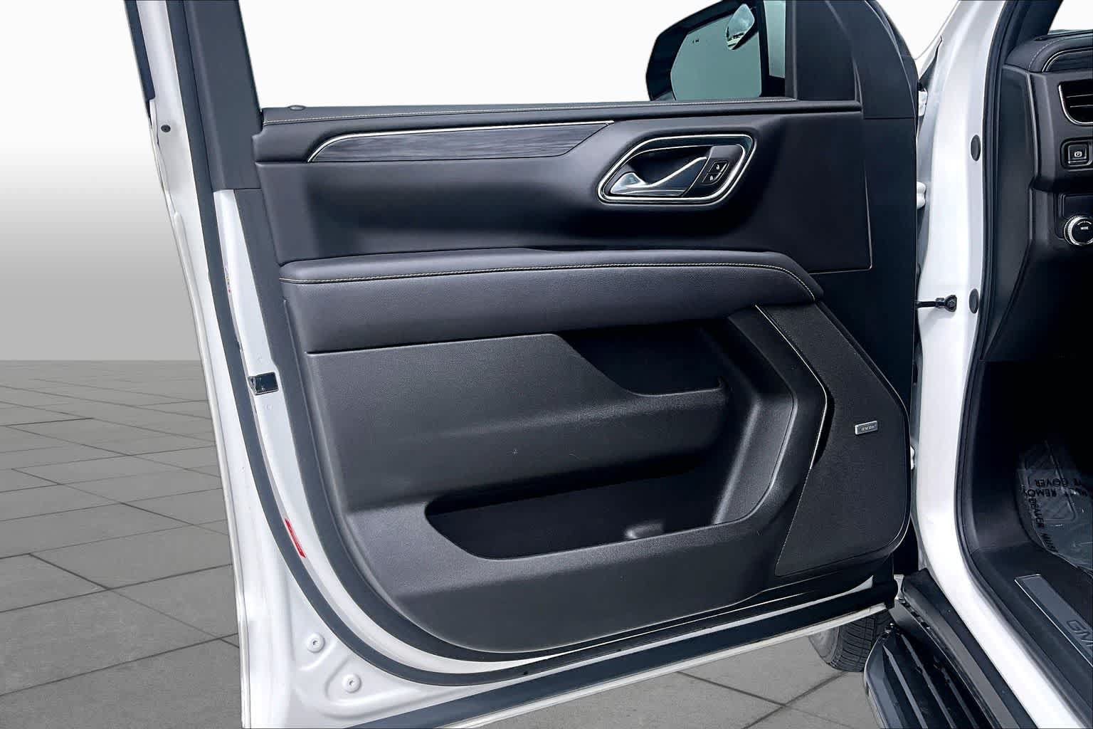 Used 2024 GMC Yukon SLT w/ SLT Luxury Package RWD image 19