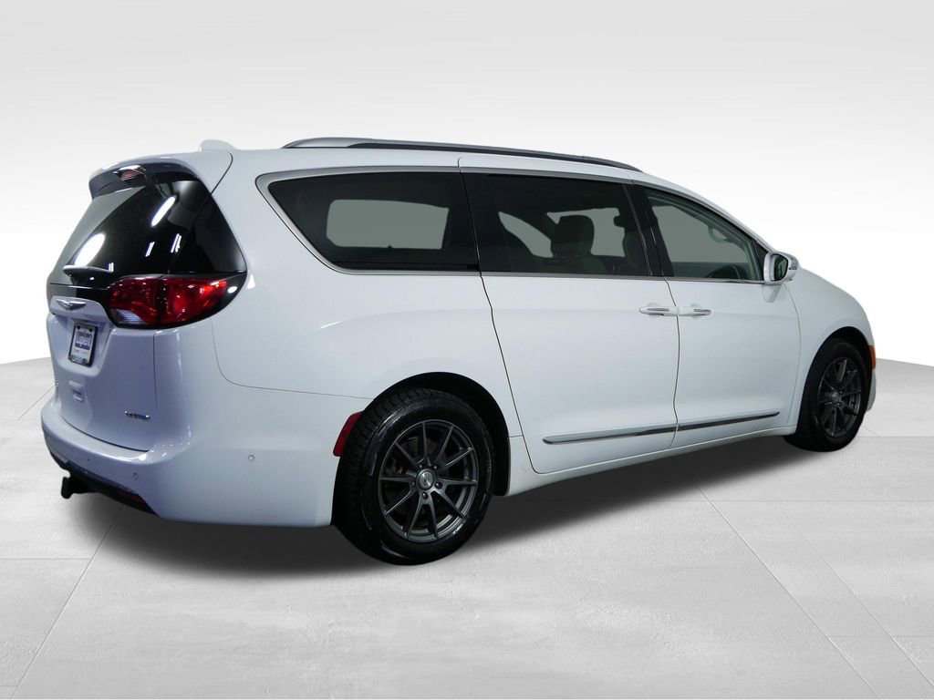 Used 2018 Chrysler Pacifica Limited w/ Tire & Wheel Group FWD image 10