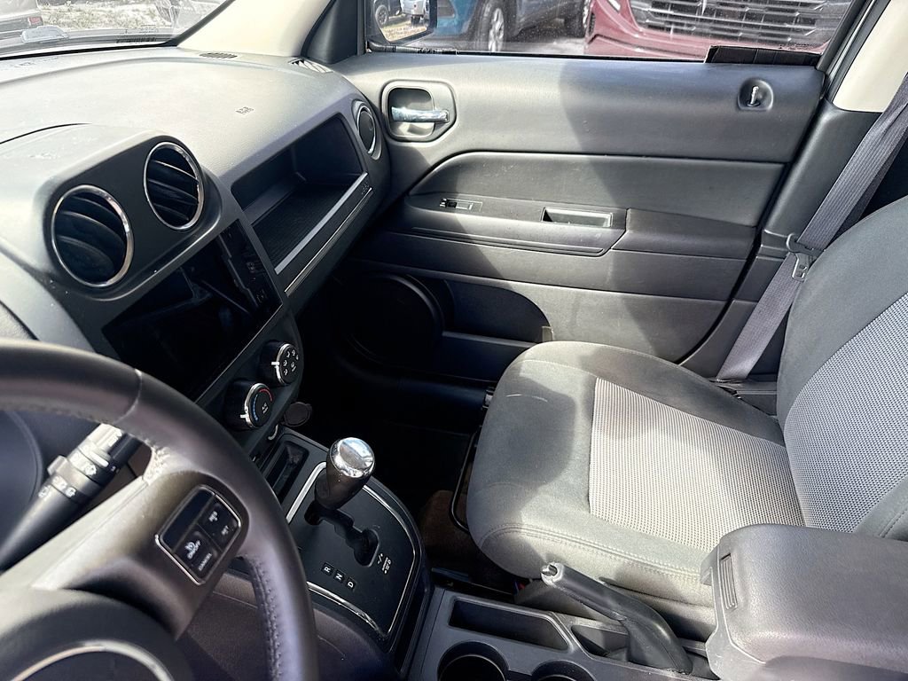 Used 2017 Jeep Patriot Latitude AWD/4WD image 25