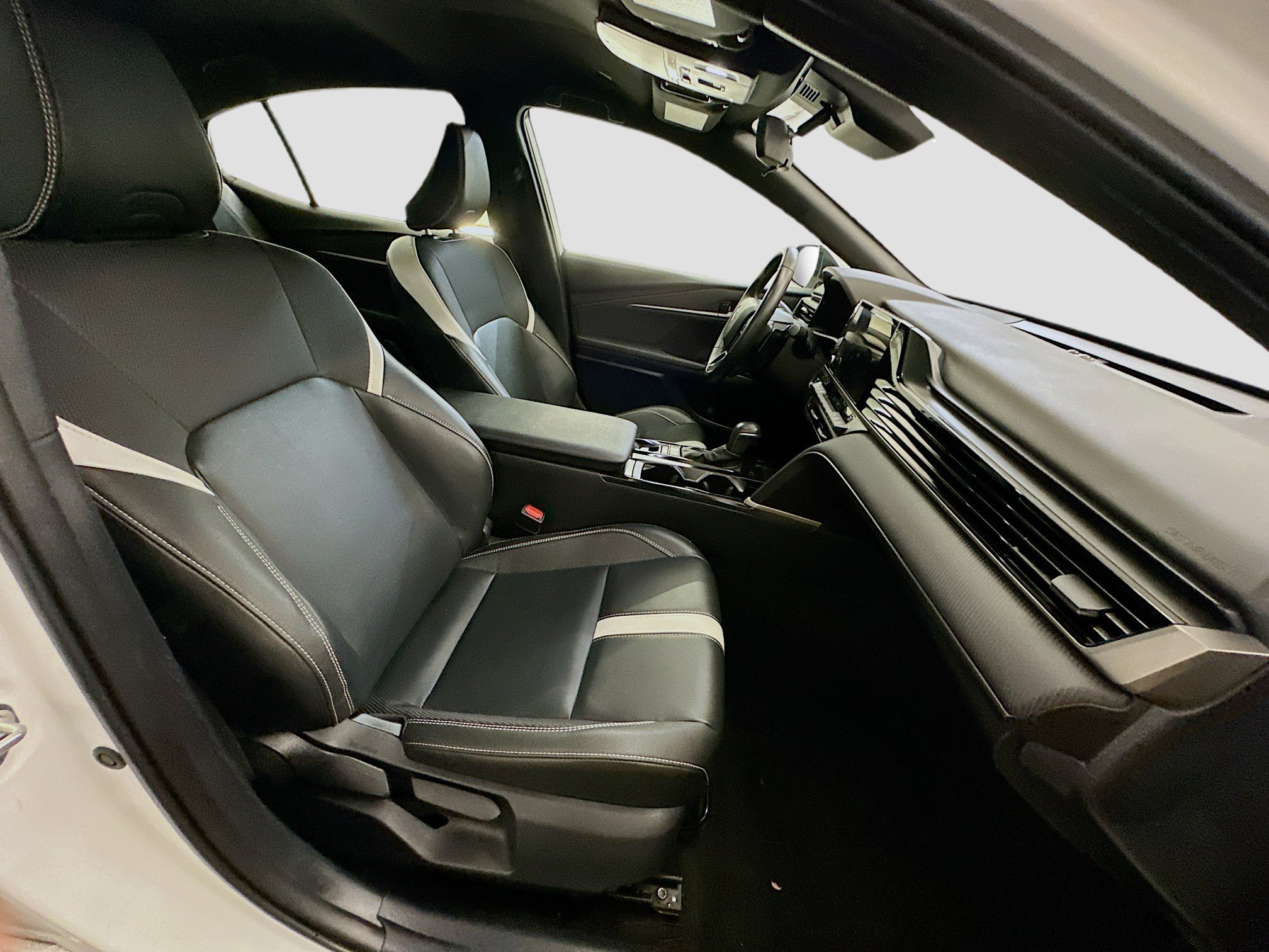 Used 2025 Toyota Camry SE image 32