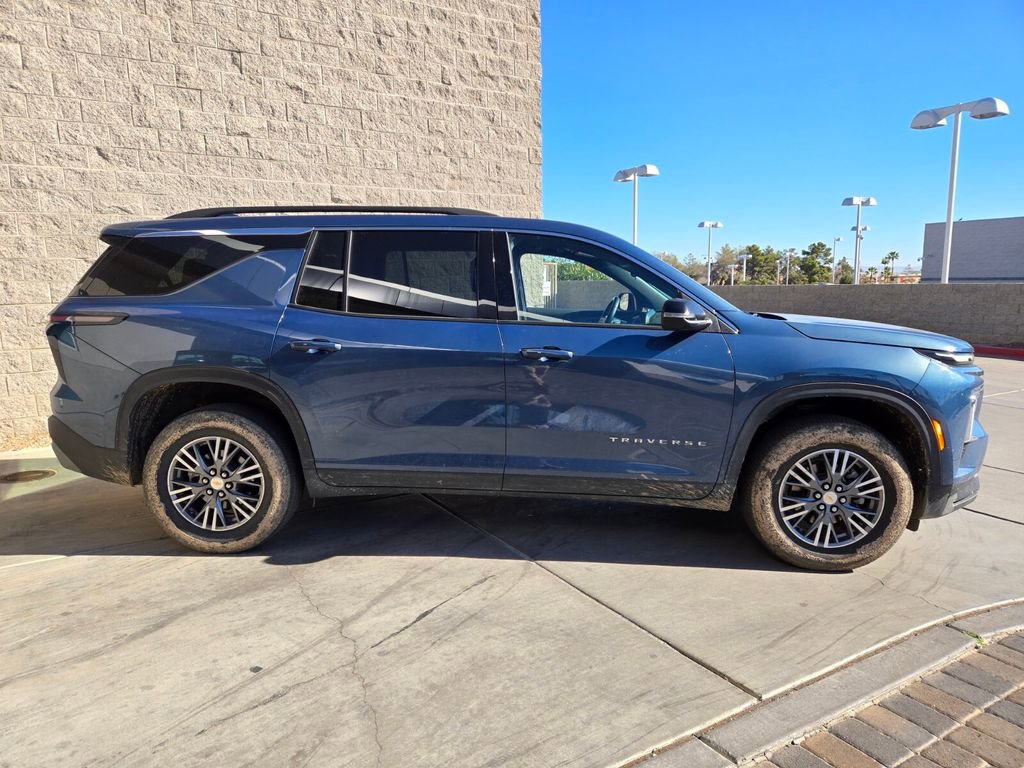 Used 2025 Chevrolet Traverse LT image 5