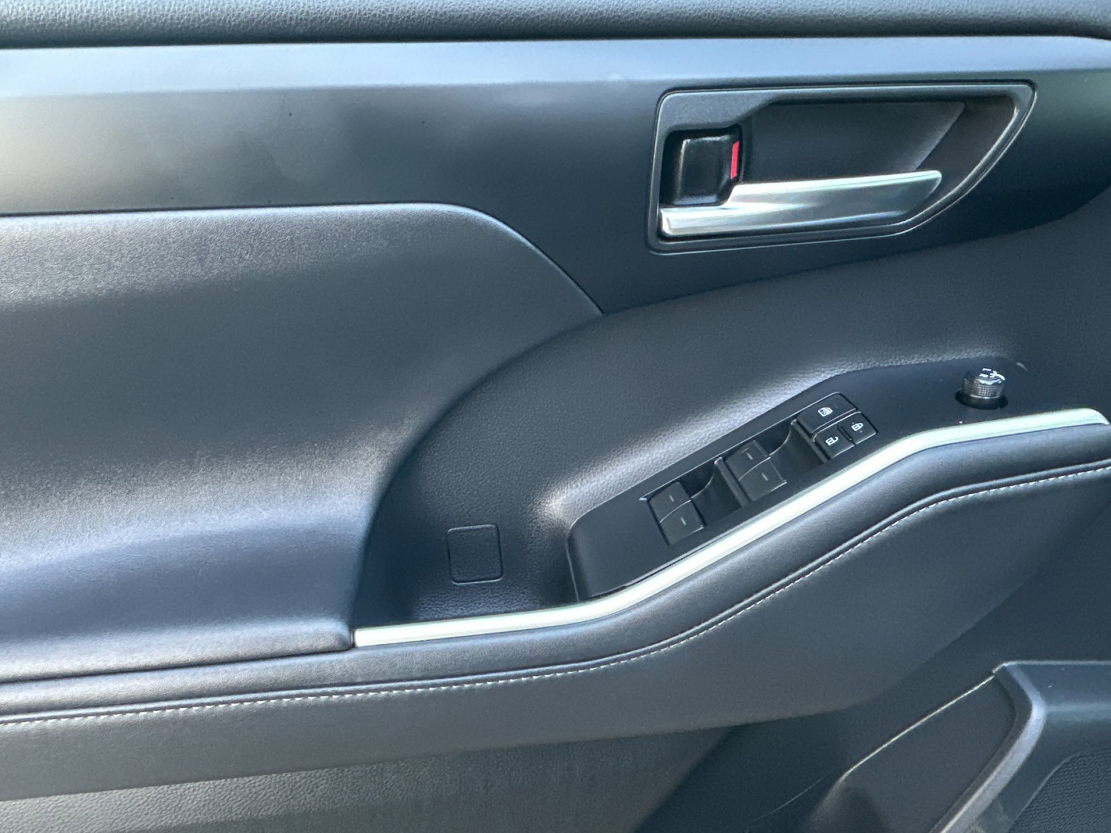 Used 2020 Toyota Highlander XLE image 11