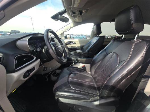 Used 2023 Chrysler Pacifica Touring-L FWD image 6
