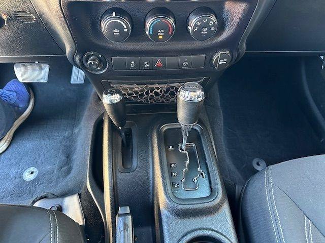Used 2016 Jeep Wrangler Unlimited Rubicon w/ Connectivity Group AWD/4WD image 25