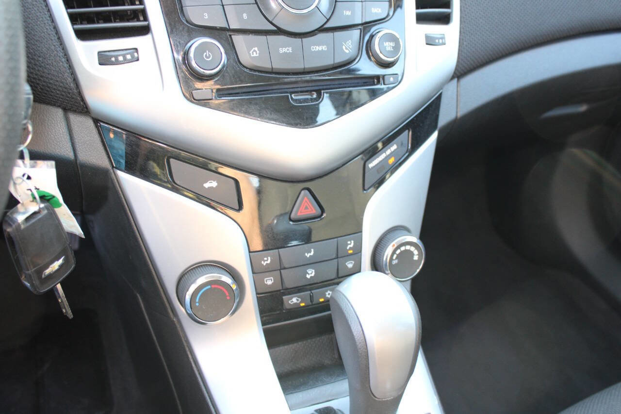 Used 2016 Chevrolet Cruze LT FWD image 17