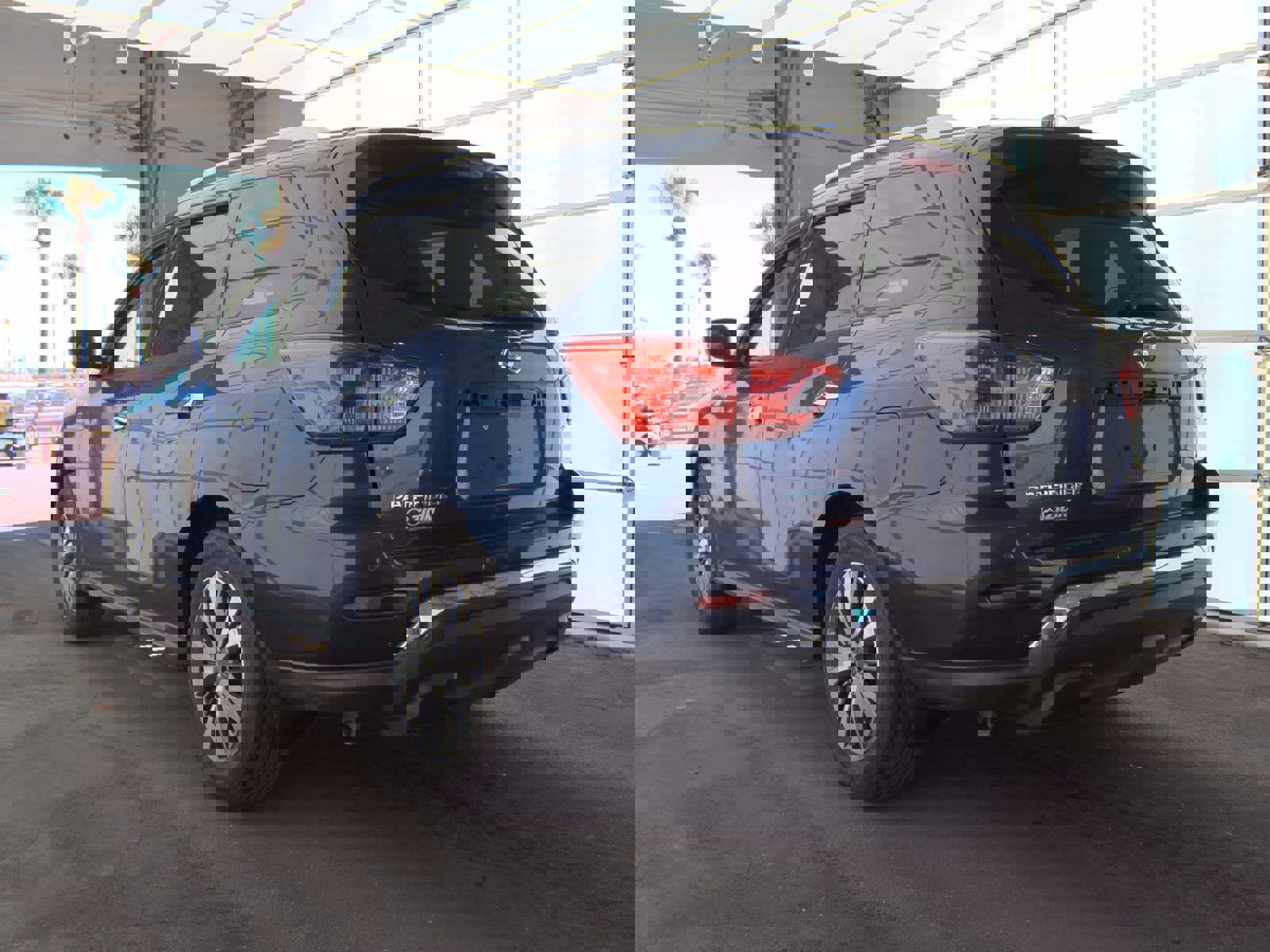 Used 2020 Nissan Pathfinder S image 4