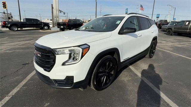 Used 2022 GMC Terrain SLE w/ Driver Convenience Package image 4