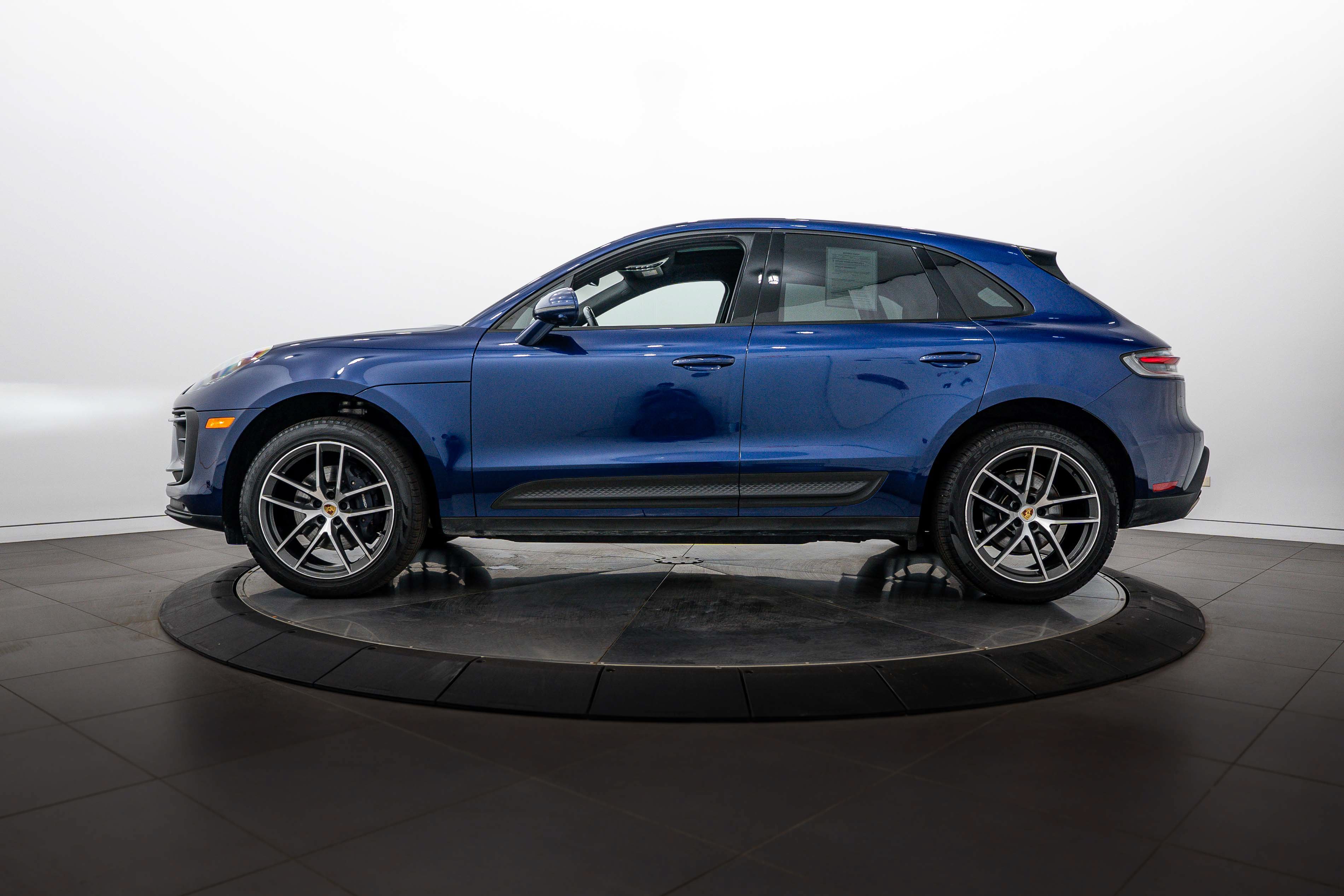 Certified 2024 Porsche Macan AWD/4WD image 2