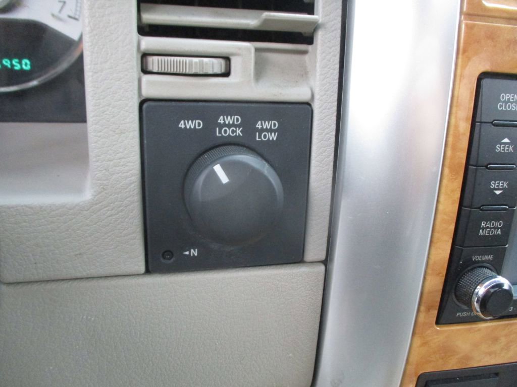 Used 2008 Chrysler Aspen Limited image 13