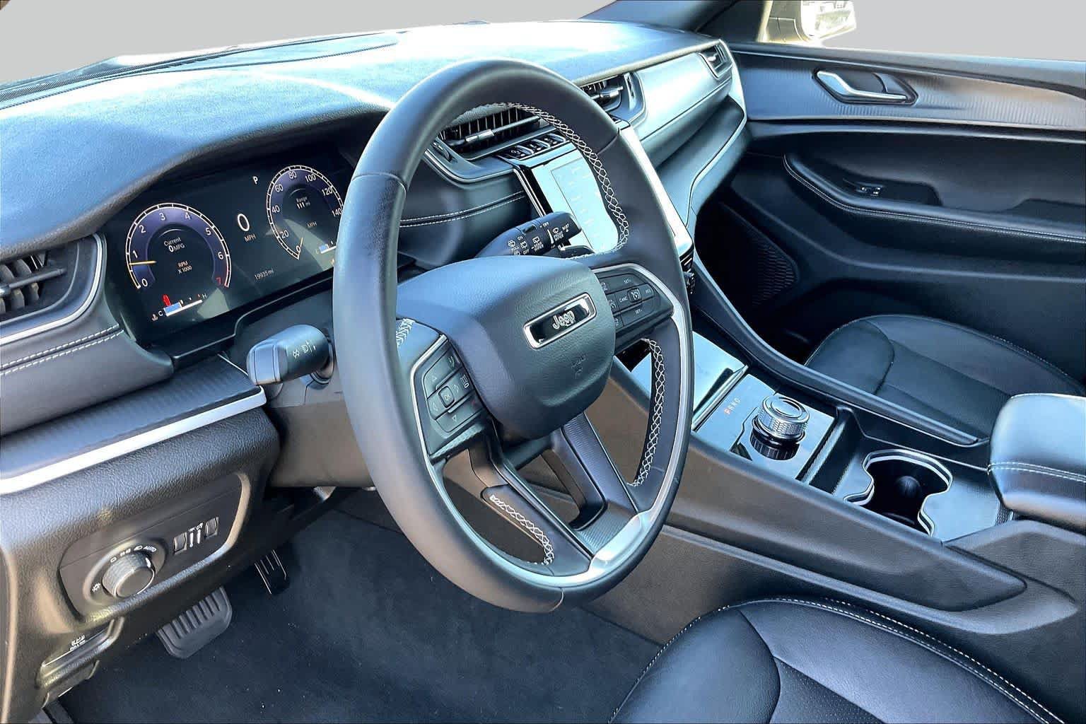 Used 2024 Jeep Grand Cherokee L Laredo RWD image 18