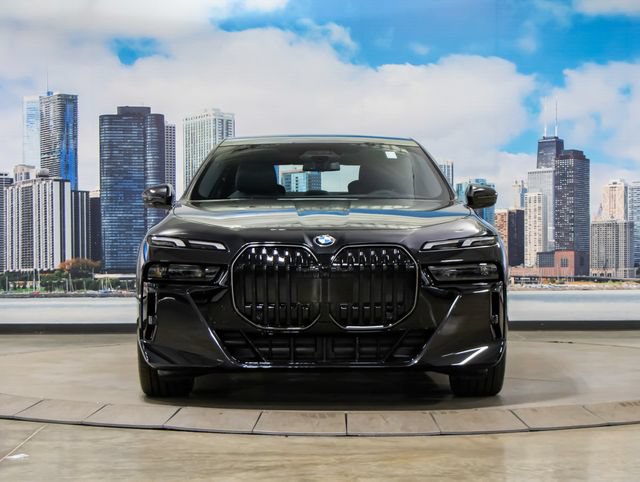 Used 2026 BMW 760i xDrive w/ Executive Package AWD/4WD image 3