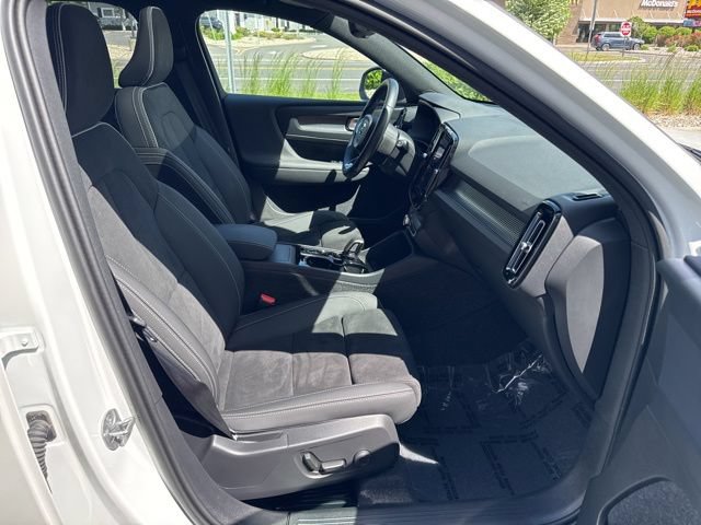 Certified 2025 Volvo XC40 B5 Plus AWD/4WD image 14
