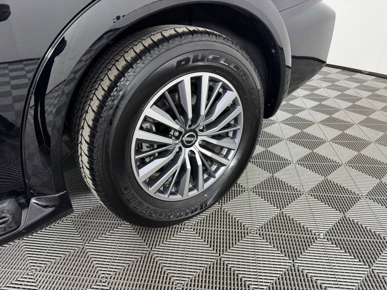 Used 2024 Nissan Armada SL w/ Captain's Chairs Package image 38