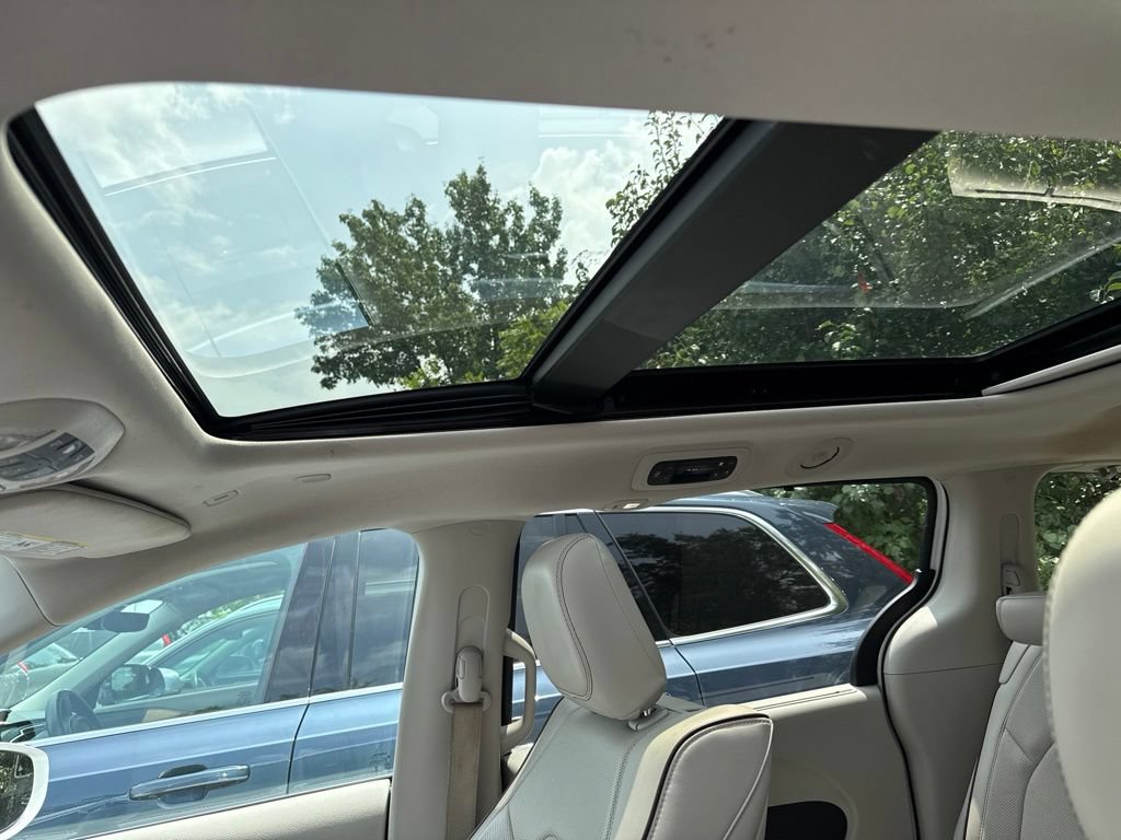Used 2018 Chrysler Pacifica Limited w/ Advanced Safetytec Group FWD image 10