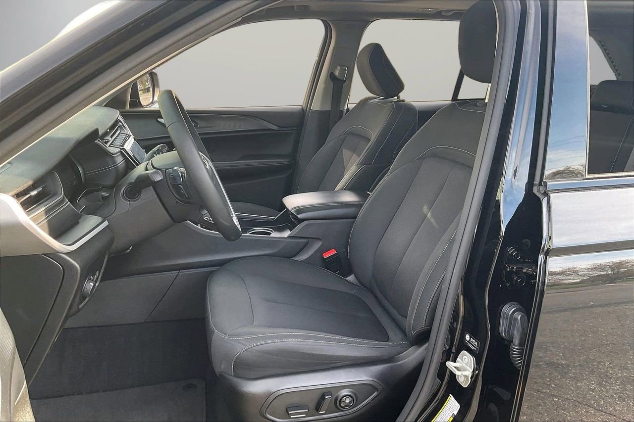 Certified 2023 Jeep Grand Cherokee Laredo X image 22