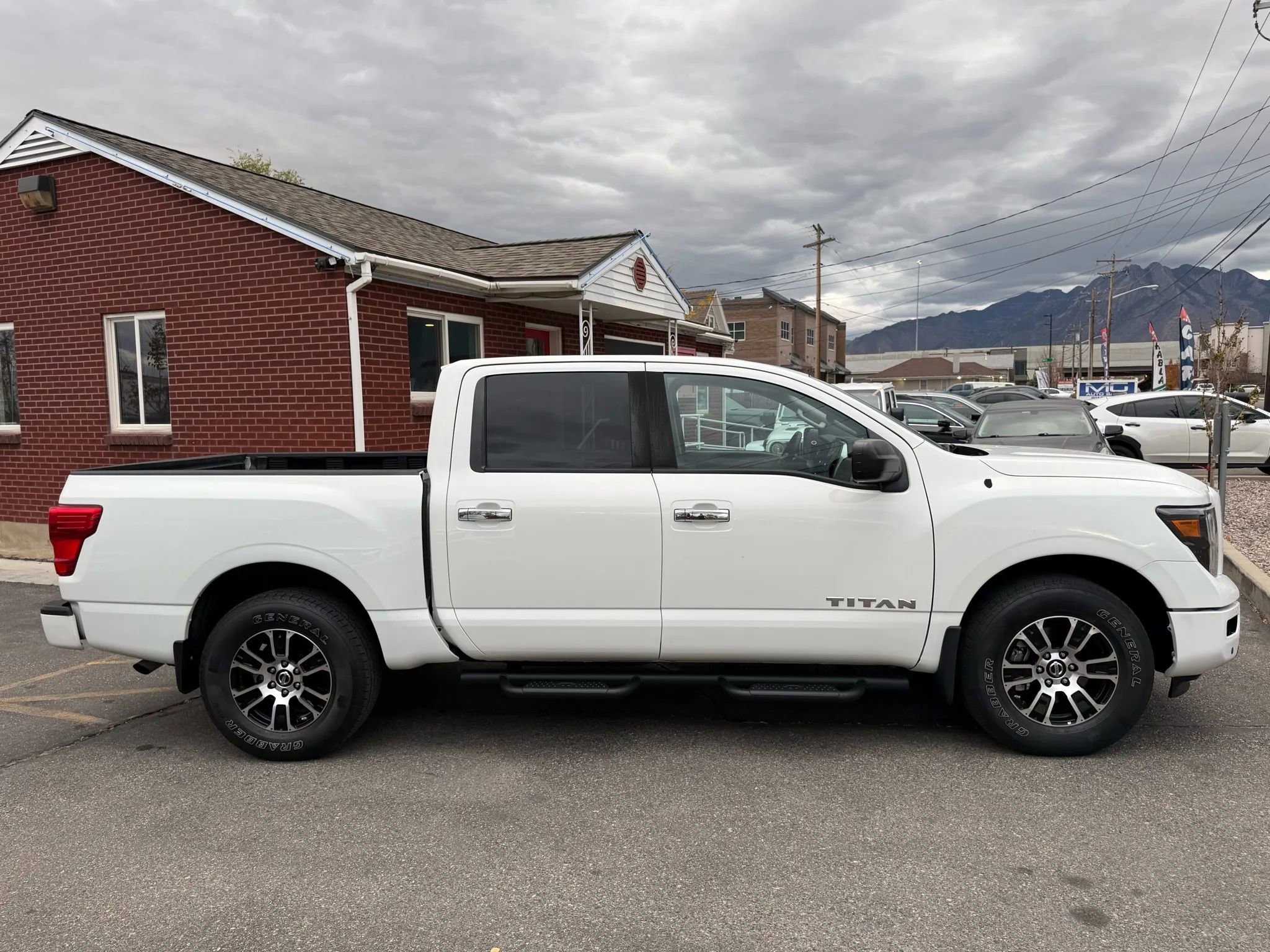 Used 2021 Nissan Titan SV w/ SV Convenience Package image 5