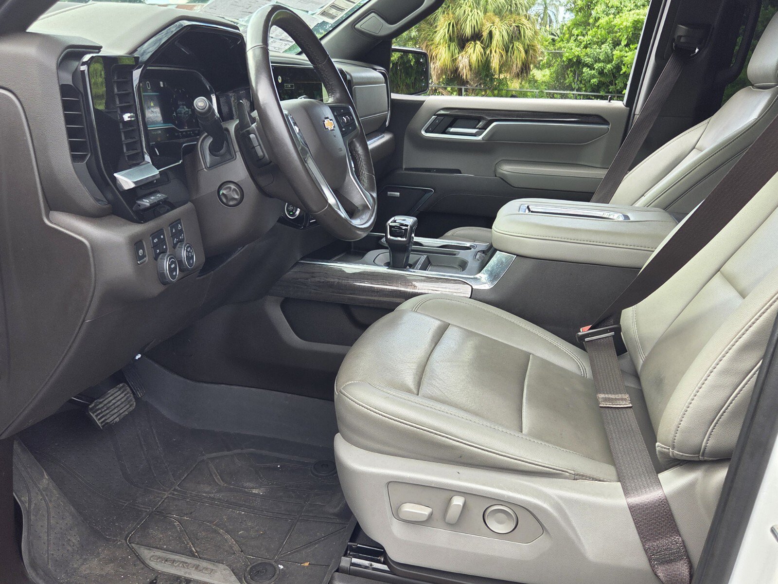 Used 2022 Chevrolet Silverado 1500 LTZ w/ LTZ Premium Package AWD/4WD image 9
