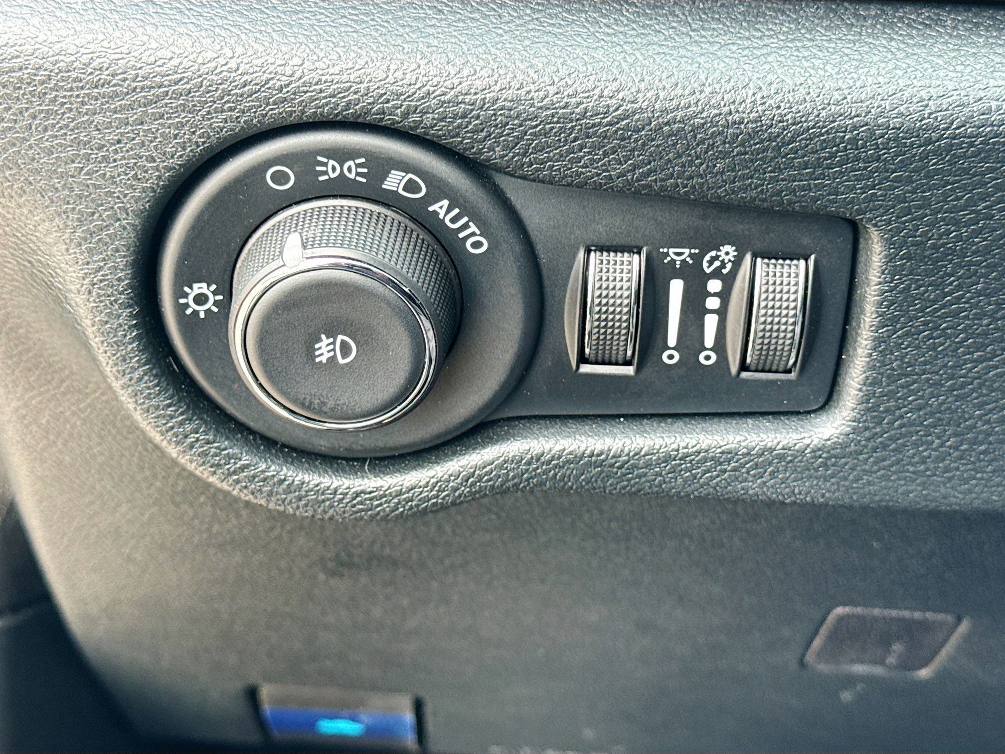 Used 2025 Chrysler Pacifica Select FWD image 32