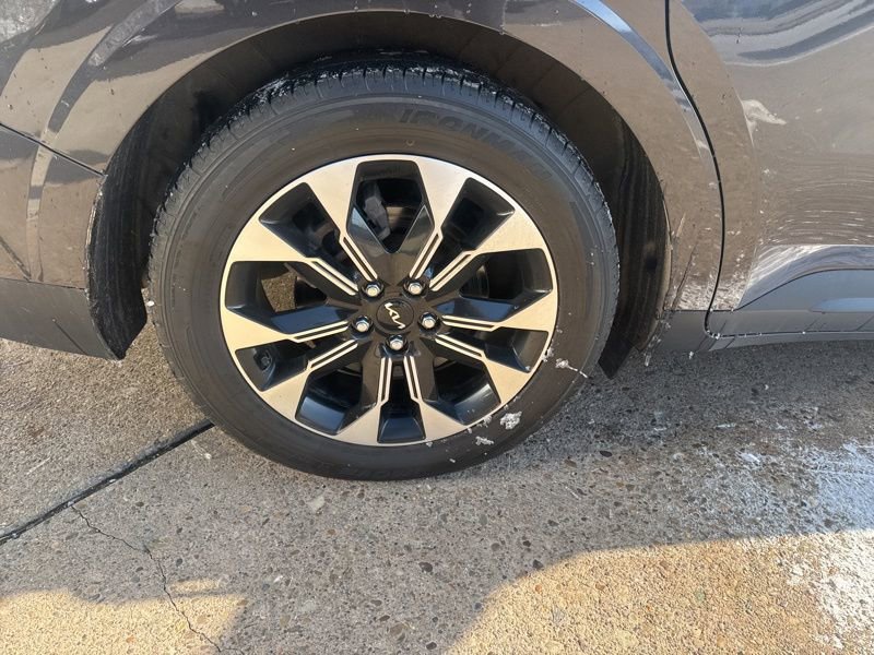 Used 2023 Kia Carnival EX image 7