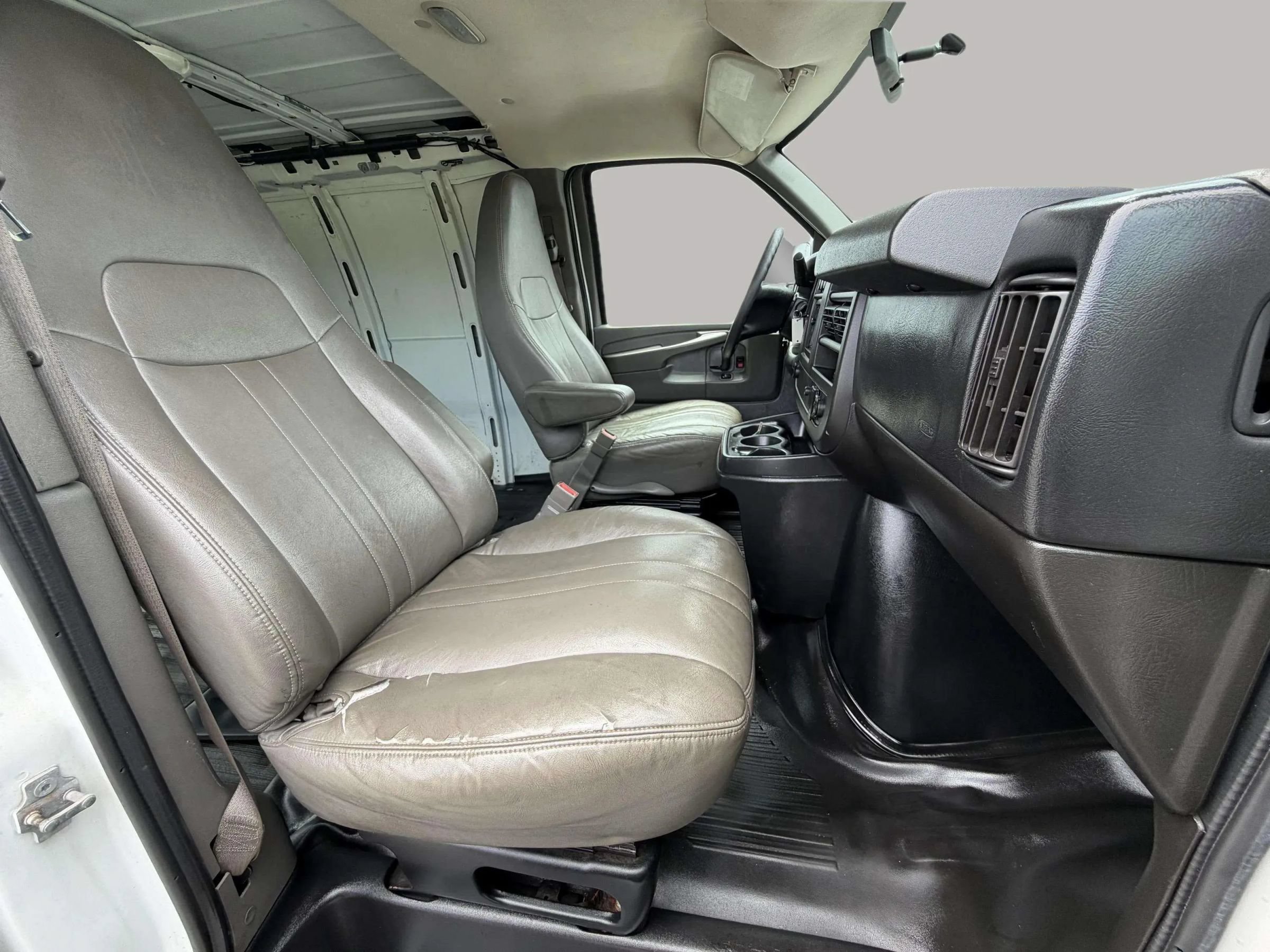 Used 2015 GMC Savana 3500 RWD image 12