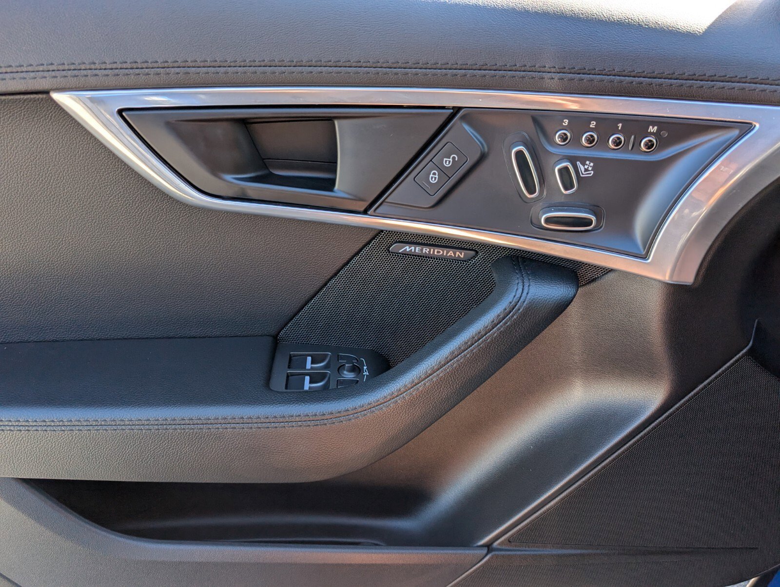 Used 2020 Jaguar F-TYPE Convertible image 33