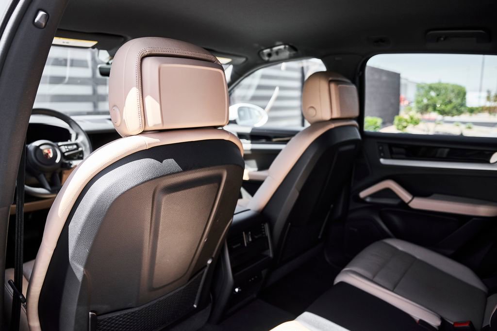 Used 2025 Porsche Cayenne image 36