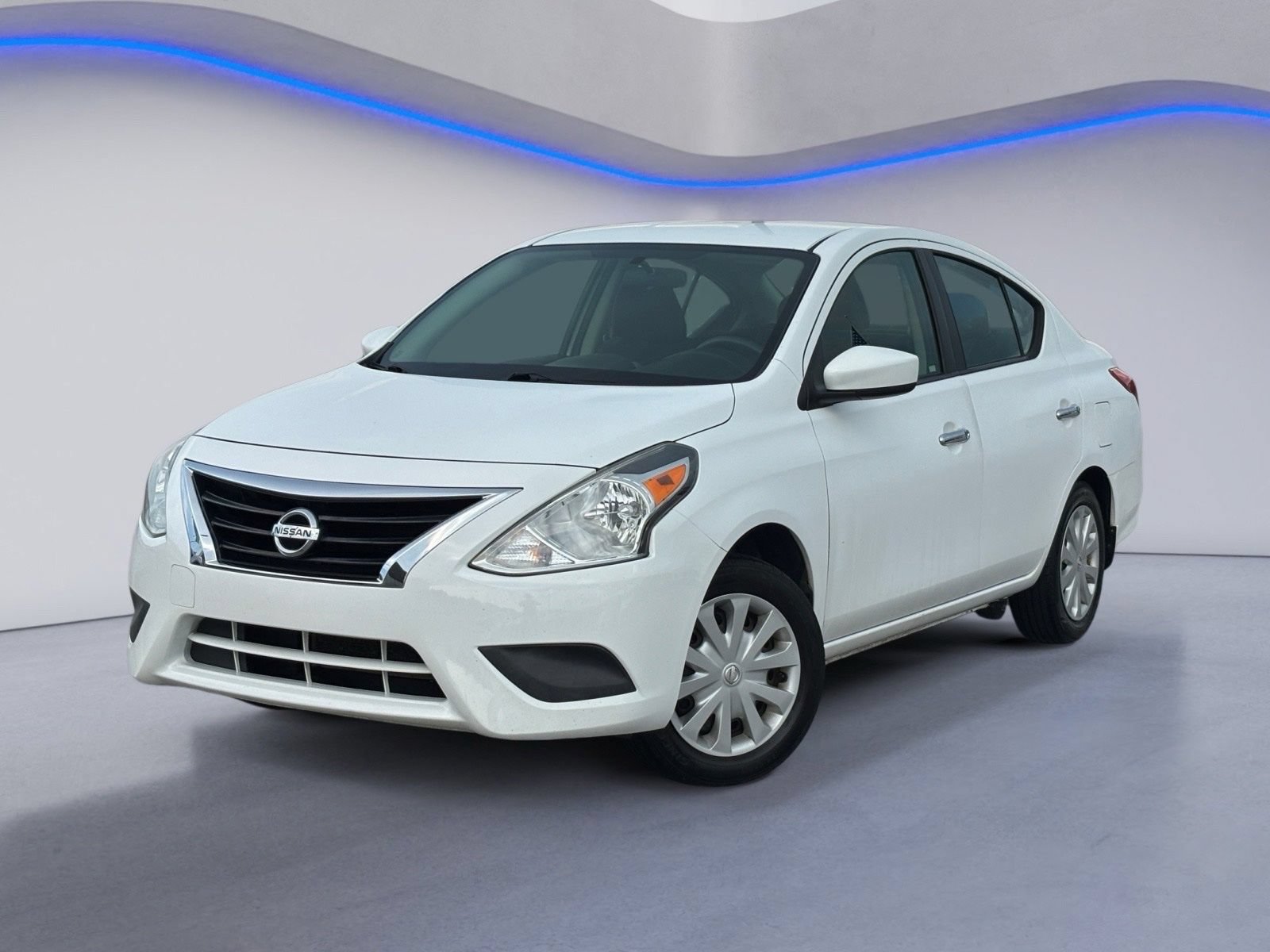 Used 2015 Nissan Versa SV FWD image 2