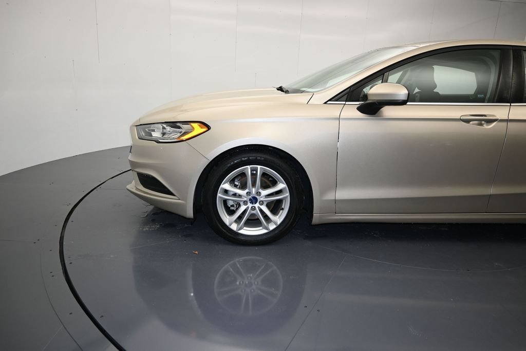 Used 2018 Ford Fusion SE w/ Fusion SE Technology Package FWD image 9
