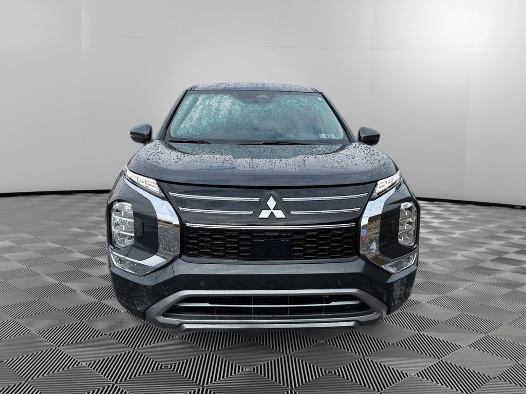 Used 2025 Mitsubishi Outlander SE image 2