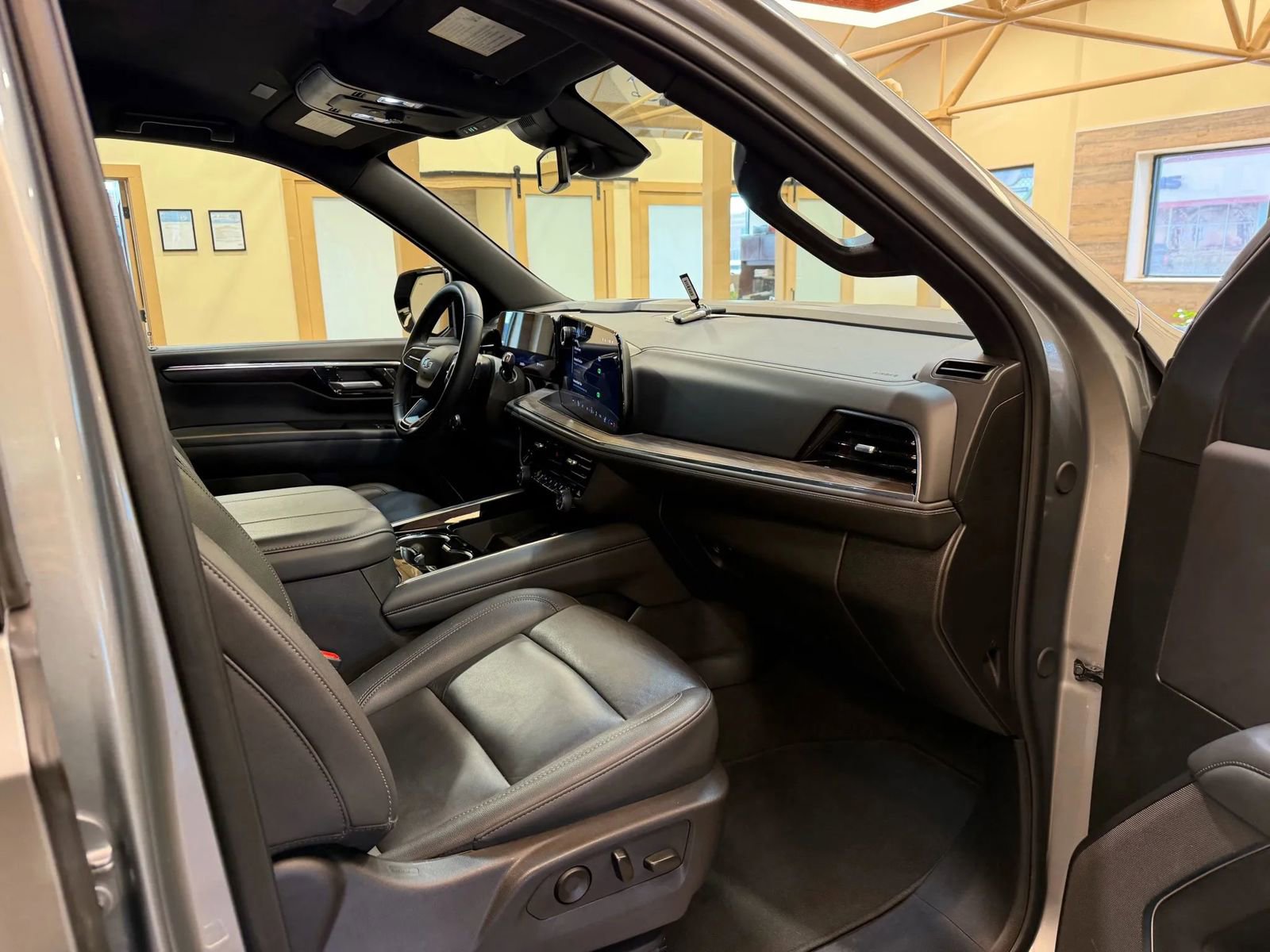 Used 2025 Chevrolet Suburban Z71 image 24