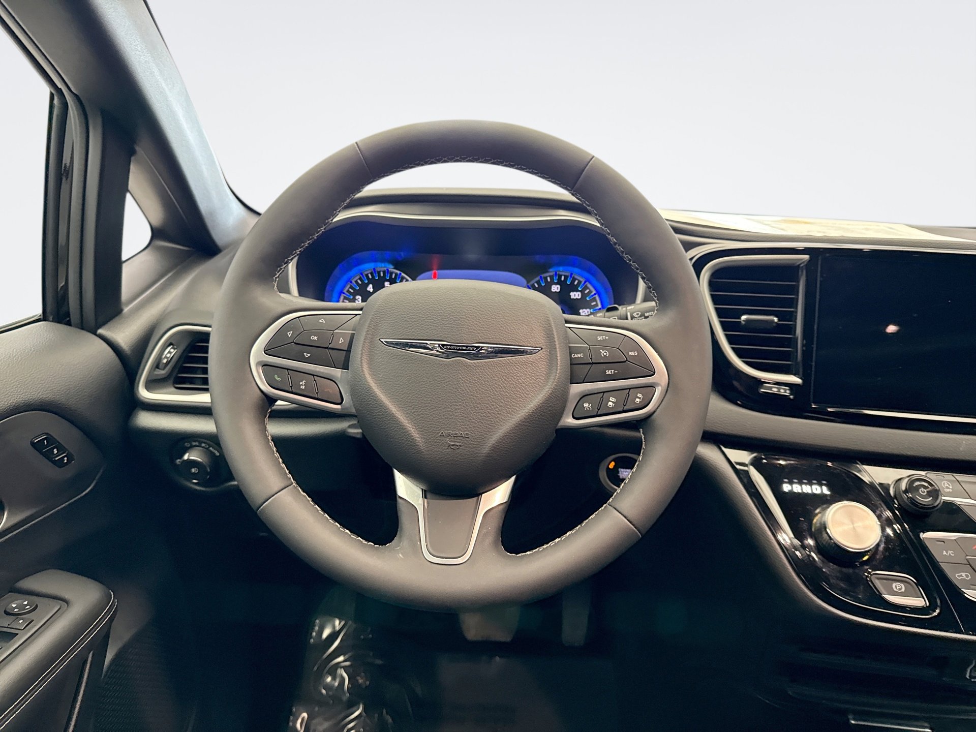 Used 2025 Chrysler Pacifica Select image 12