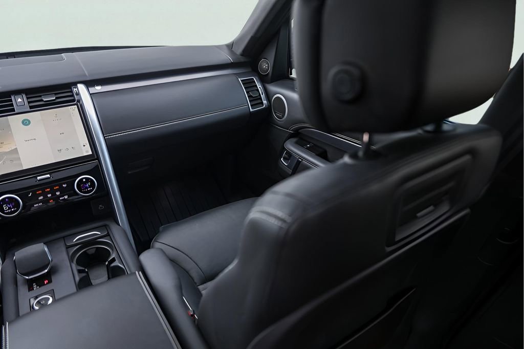 Used 2024 Land Rover Discovery Metropolitan Edition image 32