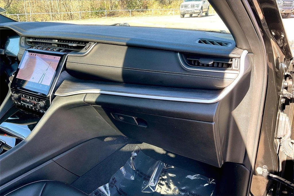 Used 2024 Jeep Grand Cherokee L Limited w/ Luxury Tech Group II image 16